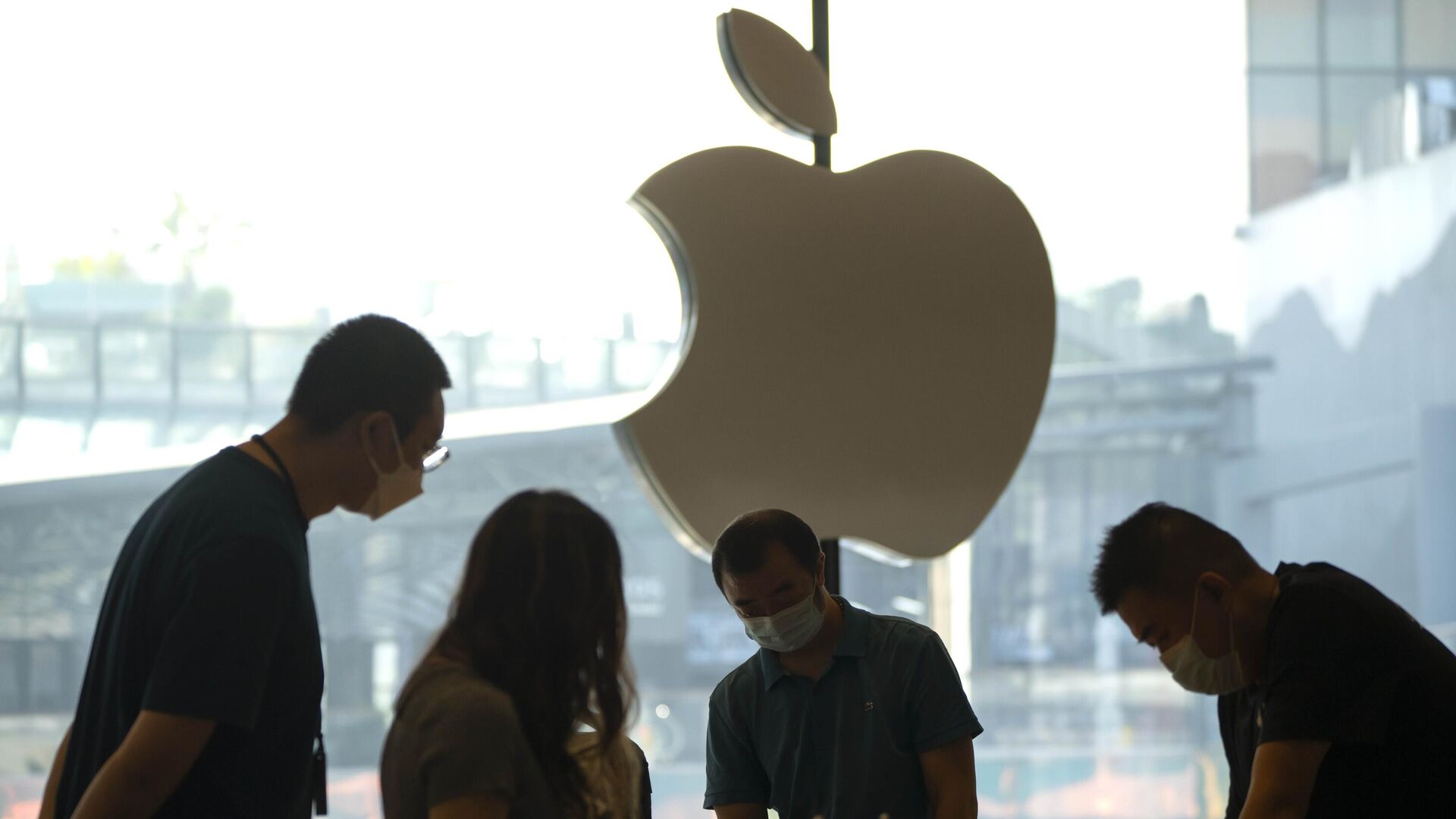 Apple planeja transferir quase metade da produção de iPhones para fora da China